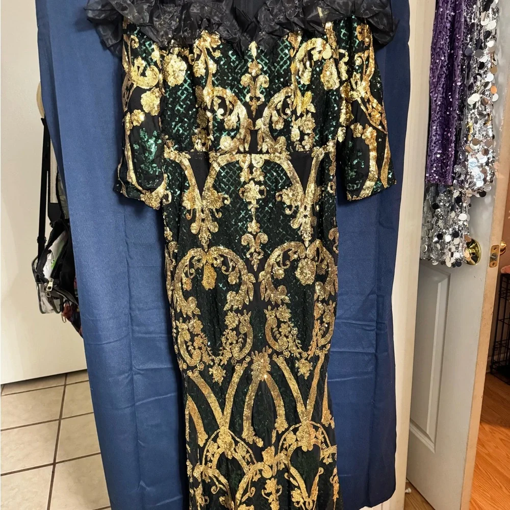 Elegant emerald Green and Gold Off-Shoulder Dress size 1XL - Picture 2 of 9